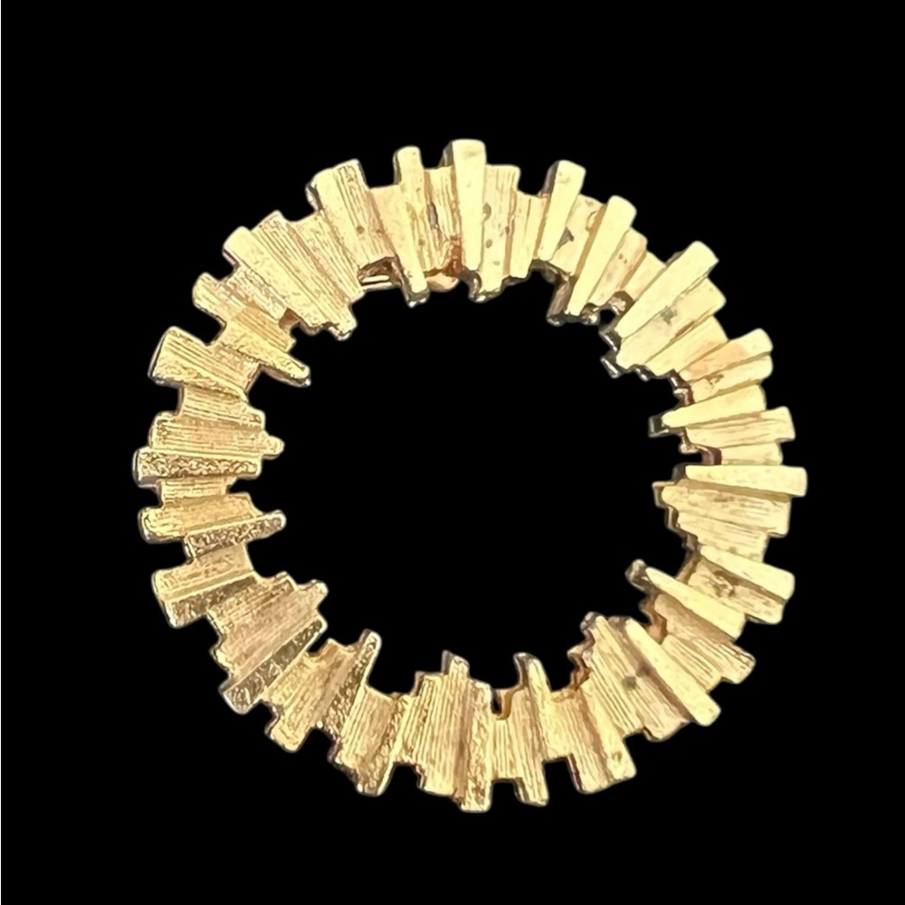 Elegant Gold-Tone Women's Jewelry Piece
